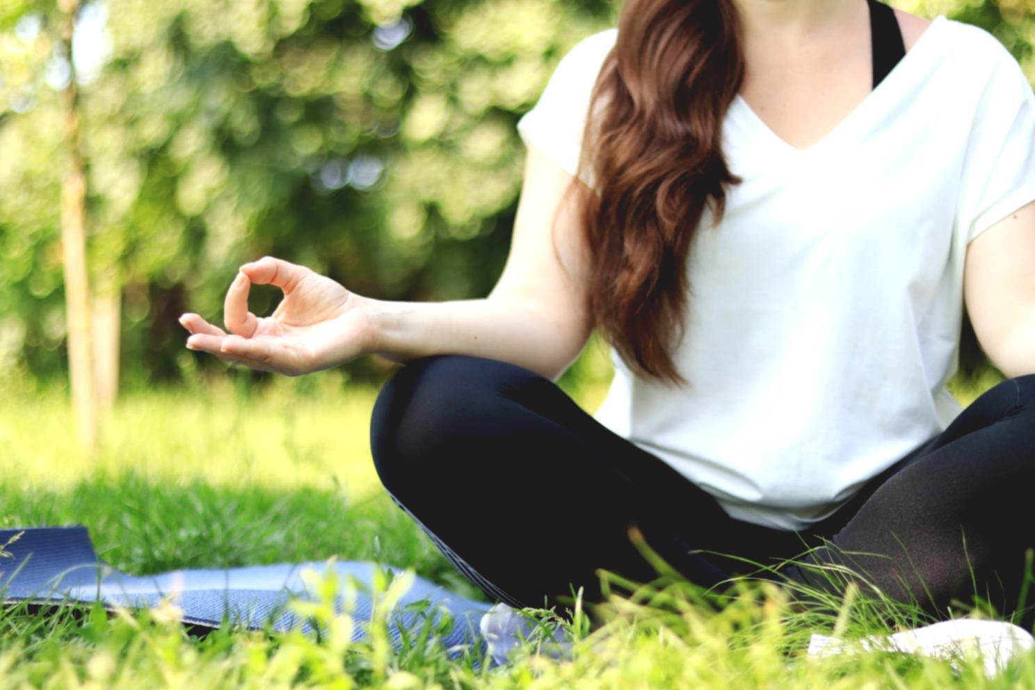 Praticante durante una sessione di meditazione profonda