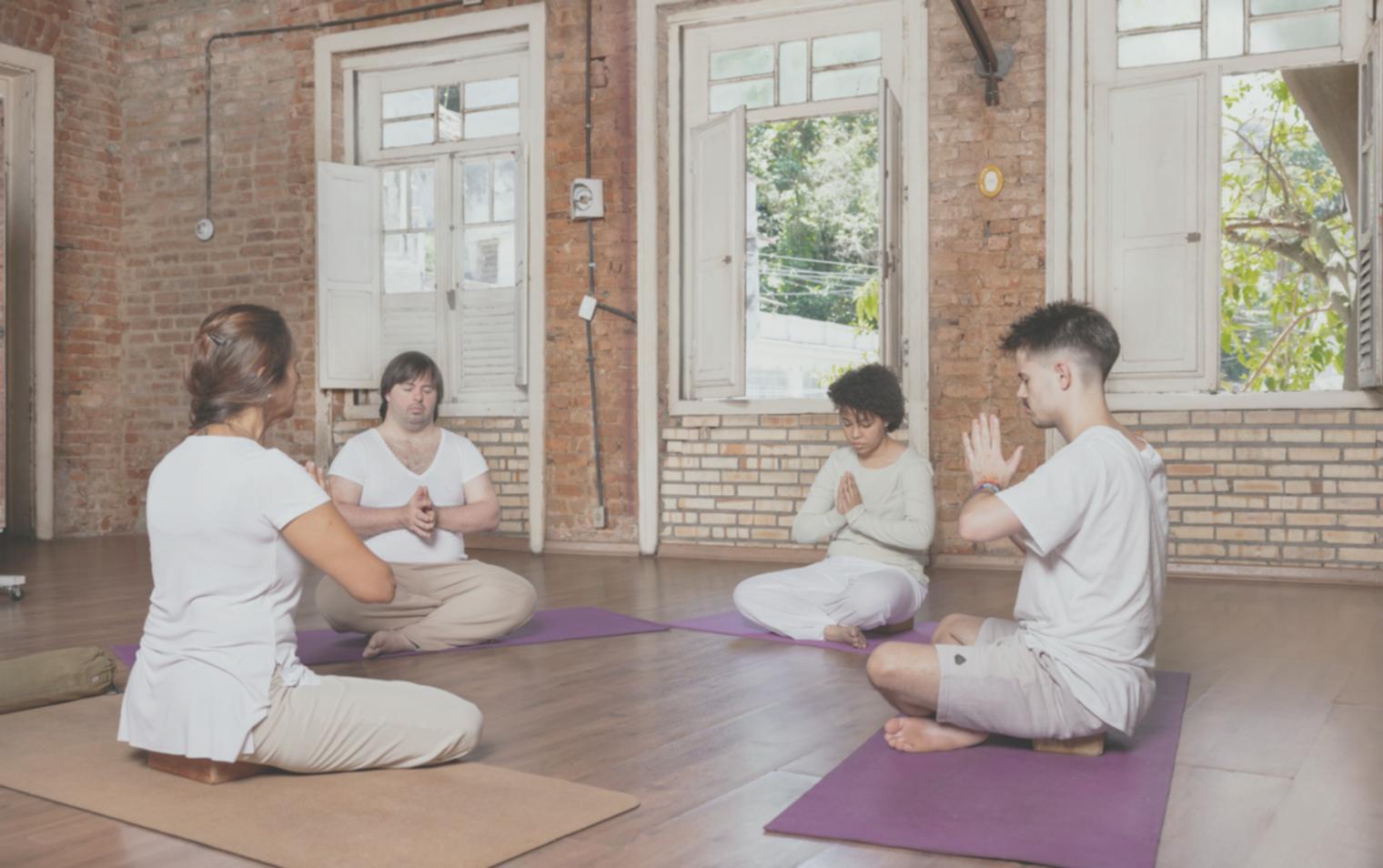 Ambiente sereno dedicato alla pratica meditativa quotidiana