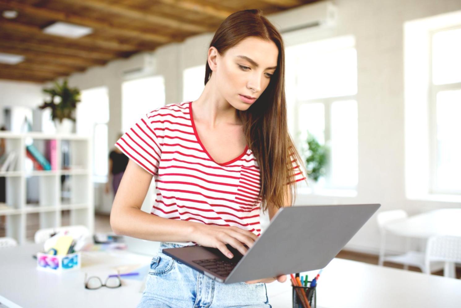 Ambiente di meditazione tranquillo con luce naturale